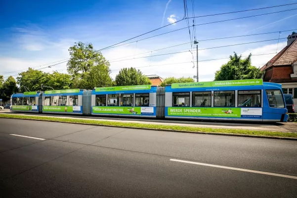 Bild: Trambahn-Spendenkampagne des kbo-Kinderzentrums München mit prominenten Unterstützern gestartet