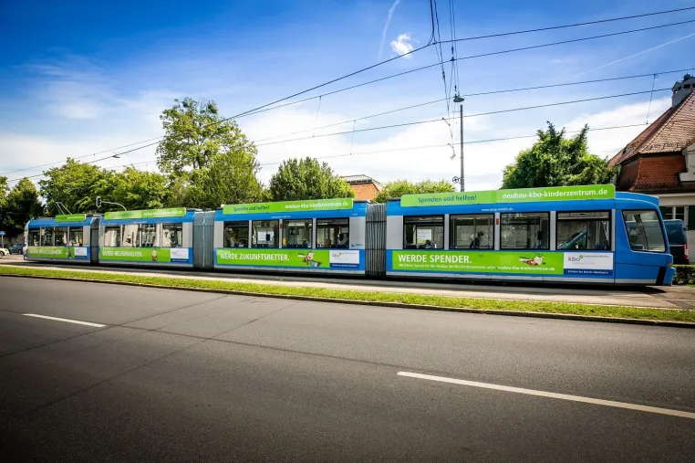 Bild: Trambahn-Spendenkampagne des kbo-Kinderzentrums München mit prominenten Unterstützern gestartet