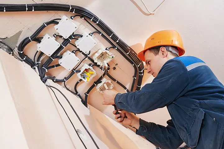 Bild: Neue Elektrotechnik für die Schule