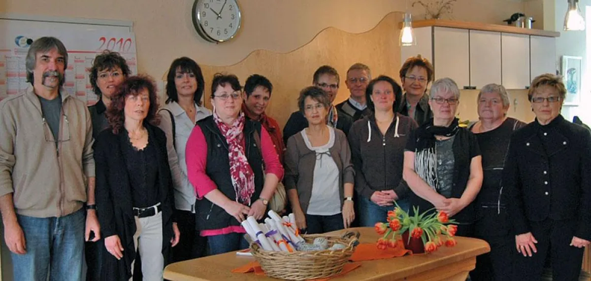 Freuten sich über ihre Zertifikate - die neuen Demenzhelferinnen und -helfer der Caritas