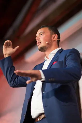 Manuel Kugler gewinnt begehrten Award bei Topspeaker-Event Bild: Manuel Kugler gewinnt begehrten Award bei Topspeaker-Event