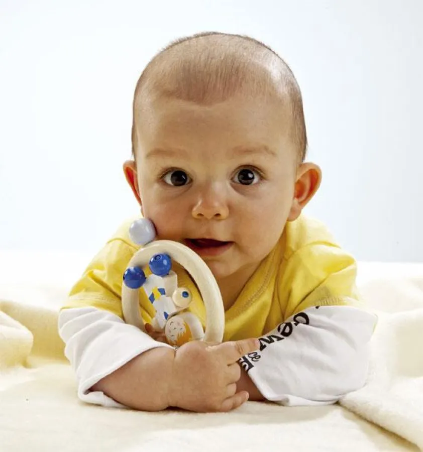 Unbesorgt spielen: Björn-Lukas und sein Greifling