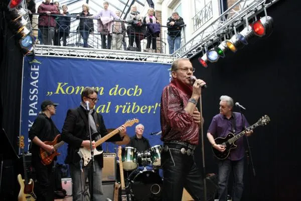 Heppo Steel und die Bonds begeisterten die Besucher beim Oldiefrühschoppen in der MOORBEK PASSAGE Bild: Heppo Steel und die Bonds begeisterten die Besucher beim Oldiefrühschoppen in der MOORBEK PASSAGE