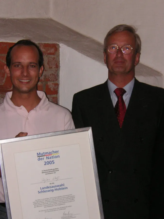 Preisträger Stefan Wolf mit Verlagshausdirektor Hans-Jürgen Sperling