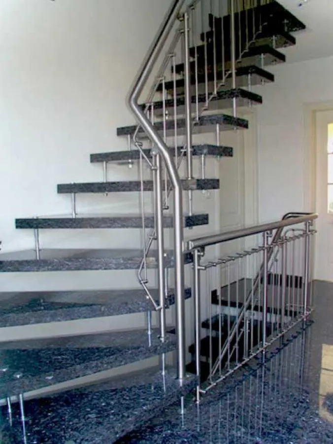 Freitragende Bolzentreppe aus Granit Labrador Blue Pearl