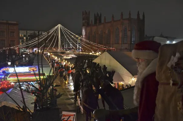 Bild: Frank Henkel und Wilhelm von Boddien eröffnen den Nostalgischen Weihnachtsmarkt am Opernpalais