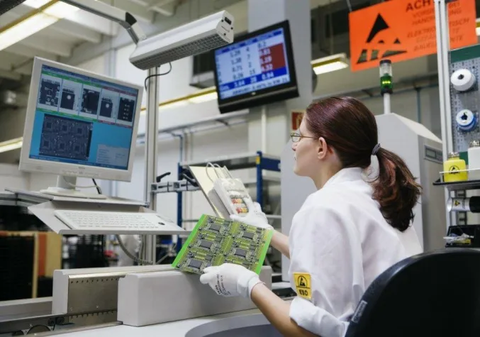 Bild: 15 Jahre Erfolgsgeschichte - BMK Group aus Augsburg. Entwicklung und Produktion von elektronischen Baugruppen