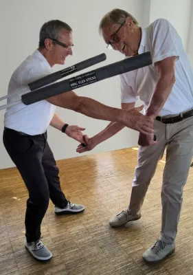 Bild: Schmerzfrei golfen: Warum klassisches Training bei Rückenschmerzen scheitert