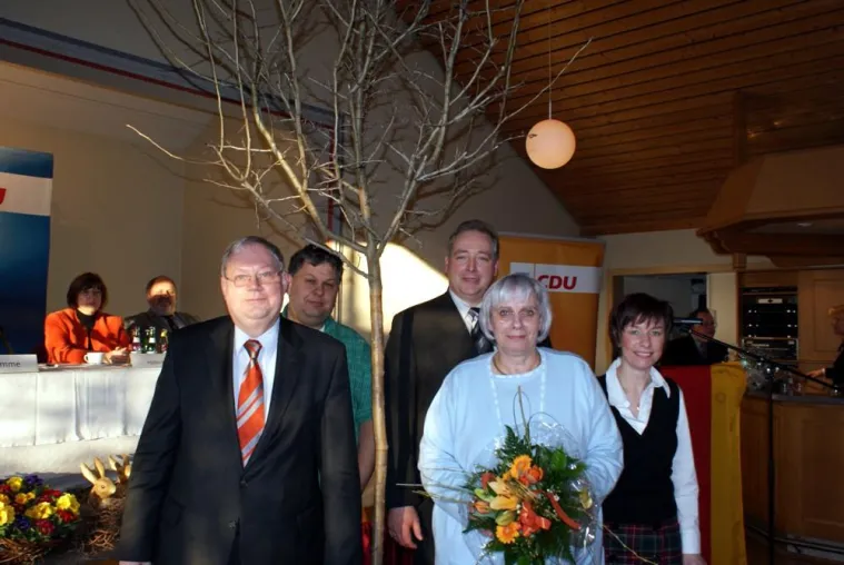 Bild: CDU in Wolfenbüttel verabschiedet offiziell Jochen-Konrad Fromme - Baum und Blumen für langjähriges Engagement