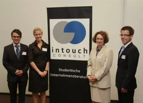 Regensburger Studenten halten Daumen hoch für den Arbeitsmarkt in der Region Bild: Regensburger Studenten halten Daumen hoch für den Arbeitsmarkt in der Region