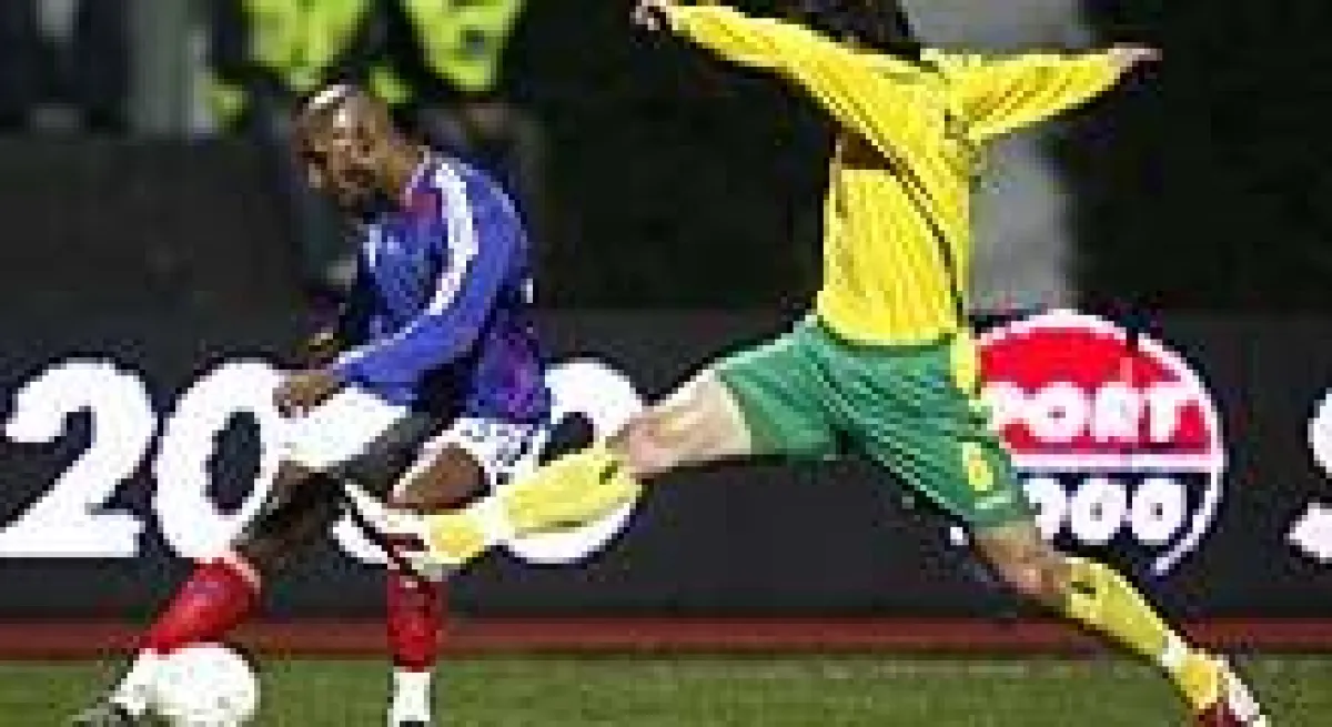 Fußball-Europameisterschaft 2008: Nicolas Anelka kontrolliert den Ball im Qualifikationsspiel gegen Litauen