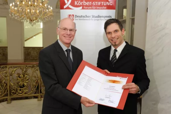 Bild: Deutscher Studienpreis 2011 an Nachwuchsphilosoph Dr. Torsten Rademacher verliehen