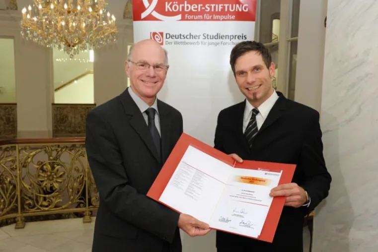 Bild: Deutscher Studienpreis 2011 an Nachwuchsphilosoph Dr. Torsten Rademacher verliehen