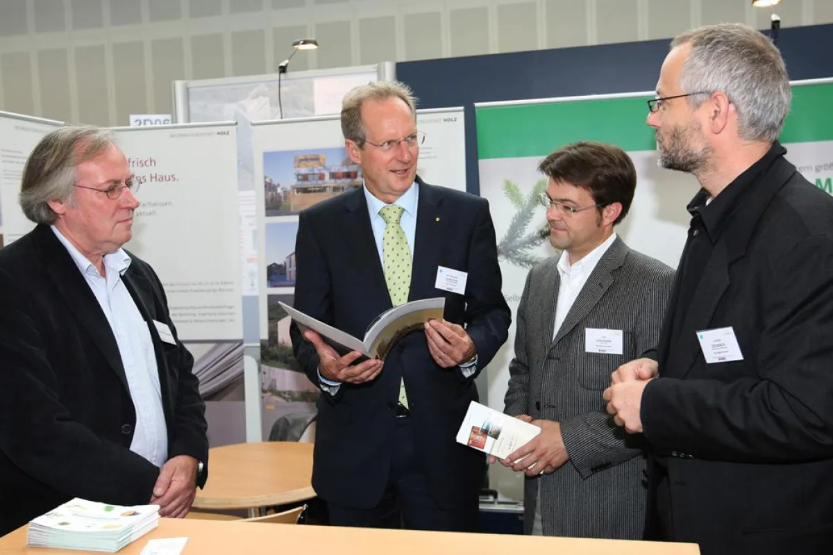 OB von Stuttgart, Dr. Wolfgang Schuster (2.v.l.), Ludger Dederich, Leiter der Holzbaufachberatung des Holzabsatzfonds, Lars Langhans, Pressesprecher des Holzabsatzfonds, Norbert Baradoy, Fachberater d