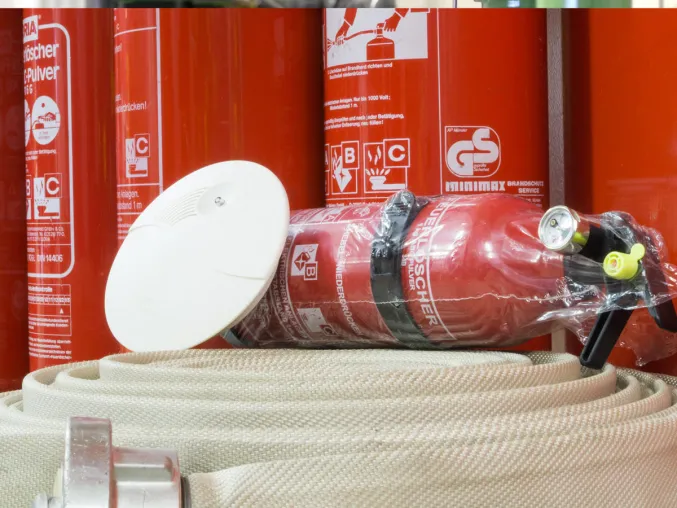 Bild: Moderne Brandschutzprüfung und Wartung von Brandschutzeinrichtungen - Feuerlöscher - Brandschutzbegehung 