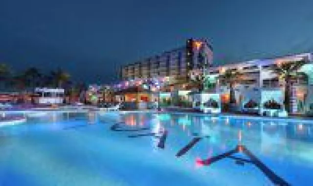 Bild: Mercedes-Benz Fashion Week Madrid kommt nach Ibiza mit neuer Resort-Modenschau und Spaniens Top-Modelabel