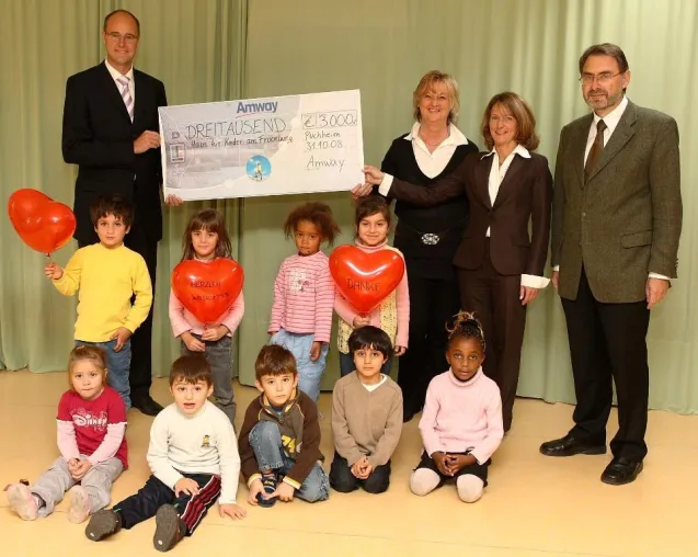 Bild: One by One - 3.000 Euro für Puchheimer Kinder