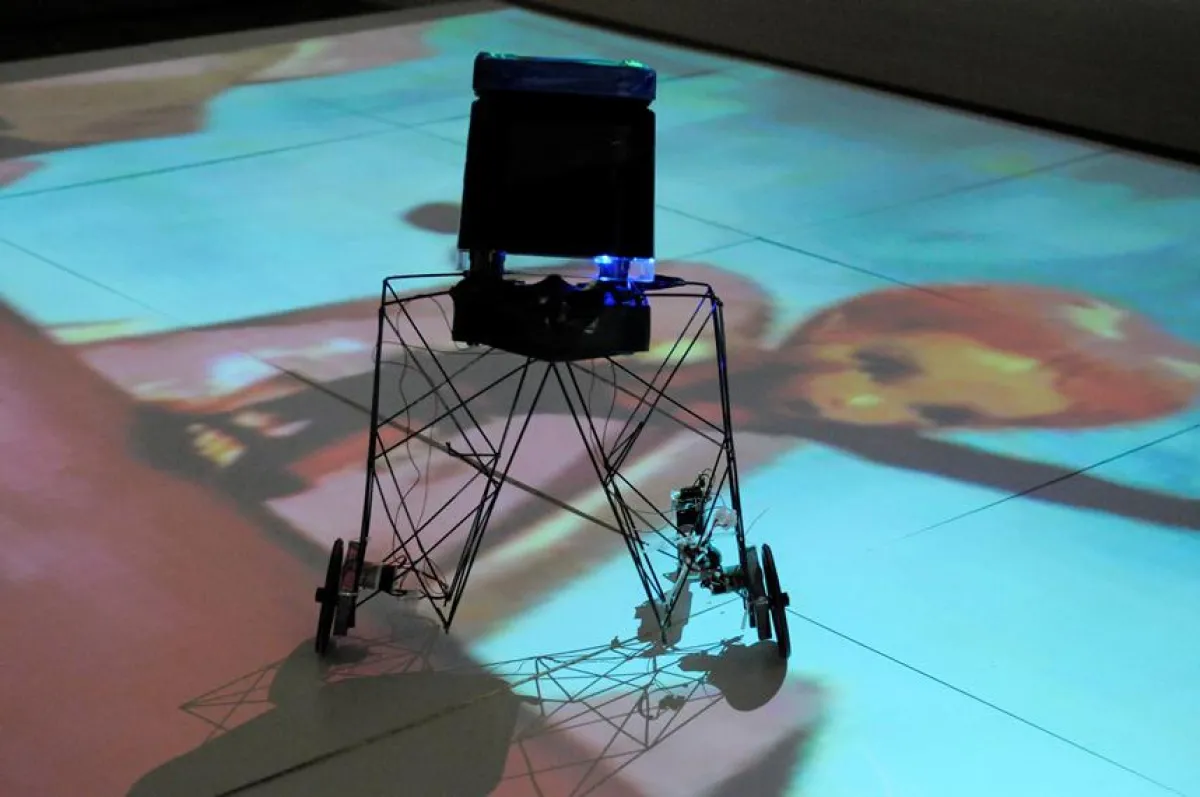 Kleine Roboter tragen die Handy-Oper im fotoliaLAB vor.