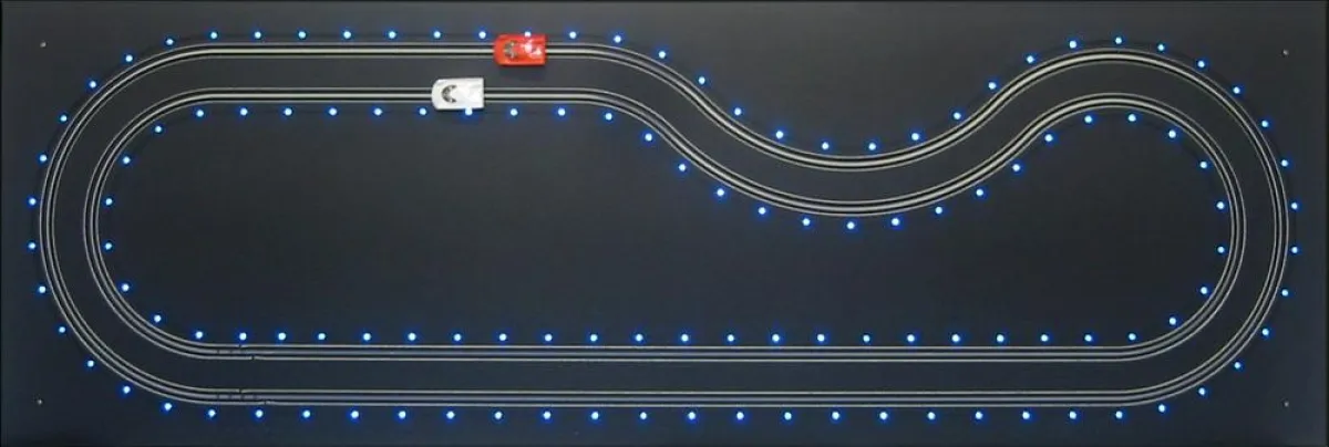 Exklusives Licht-Designobjekt mit Rennbahn für heiße Wettkämpfe 