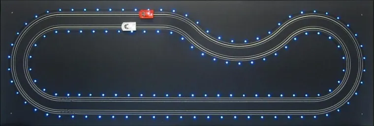 Bild: Lichtobjekt mit Modellrennbahn – Für Rennen an der Wand