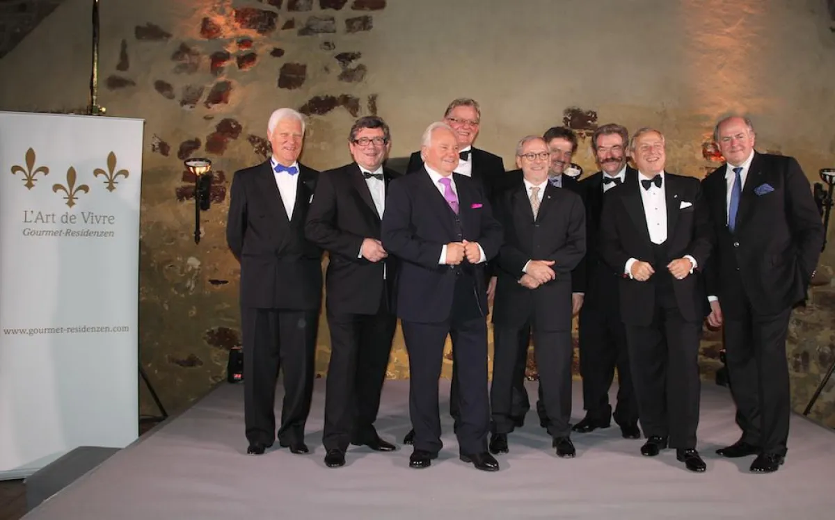 11.11.2012 Gruppenbild mit E. Witzigmann_L'Art de Vivre Sterneköchen_Gastgebern_Präsident K. Sieker