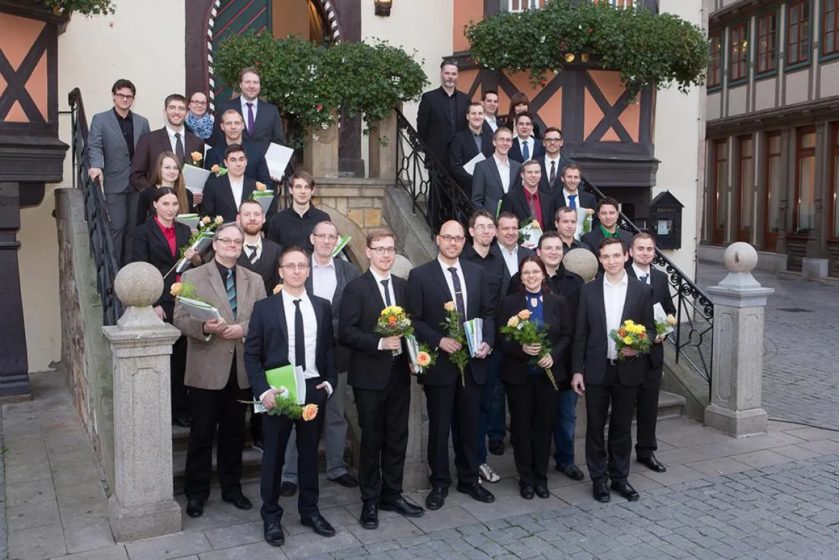 Freuen sich auf ihren neuen Lebensabschnitt: Absolventinnen und Absolventen der HS Harz.