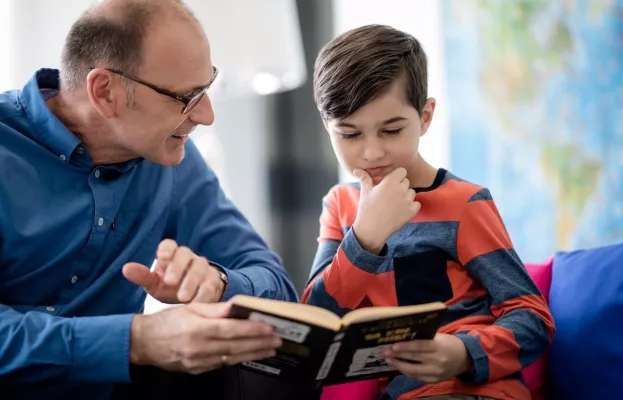 Bild: Der MENTOR-Bundesverband fordert: Erwachsene sollen sich 1 Mal pro Woche ehrenamtlich für Schüler engagieren