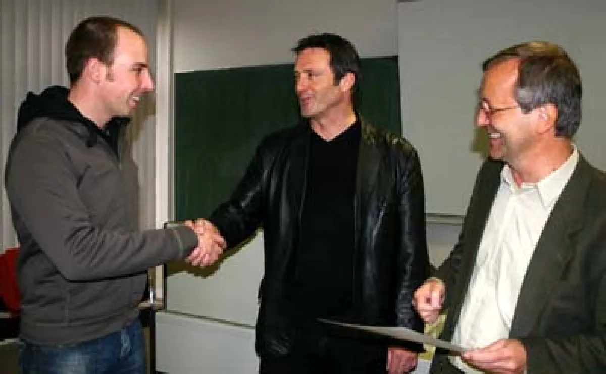 Helmut Delzepich, Lehrgangsleiter (l.) und Joachim Martin (r.) gratulieren einem Technischen Betriebswirt zu seinem Zeugnis.