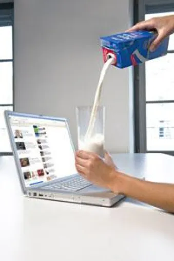 Bild: Kleckerfrei genießen – ein voller Erfolg: Die „Weihenstephan Haltbare Alpenmilch“