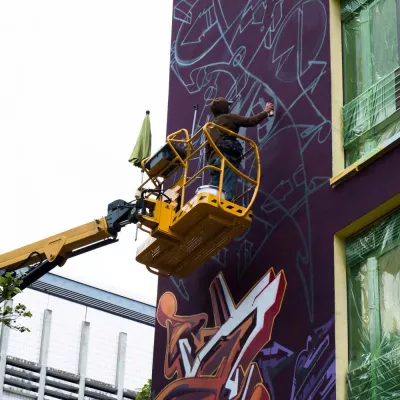 Bild: In großen Höhen entsteht große Kunst: SYSTEM LIFT stellt Arbeitsbühnen für Künstler zur Verfügung