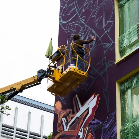 Bild: In großen Höhen entsteht große Kunst: SYSTEM LIFT stellt Arbeitsbühnen für Künstler zur Verfügung