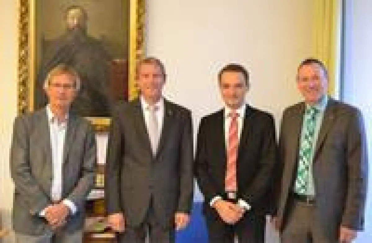 (v. l.) G. Schiele, MdL J. Haußmann; FDP-KV B. Strasser und Dr. B. Broll