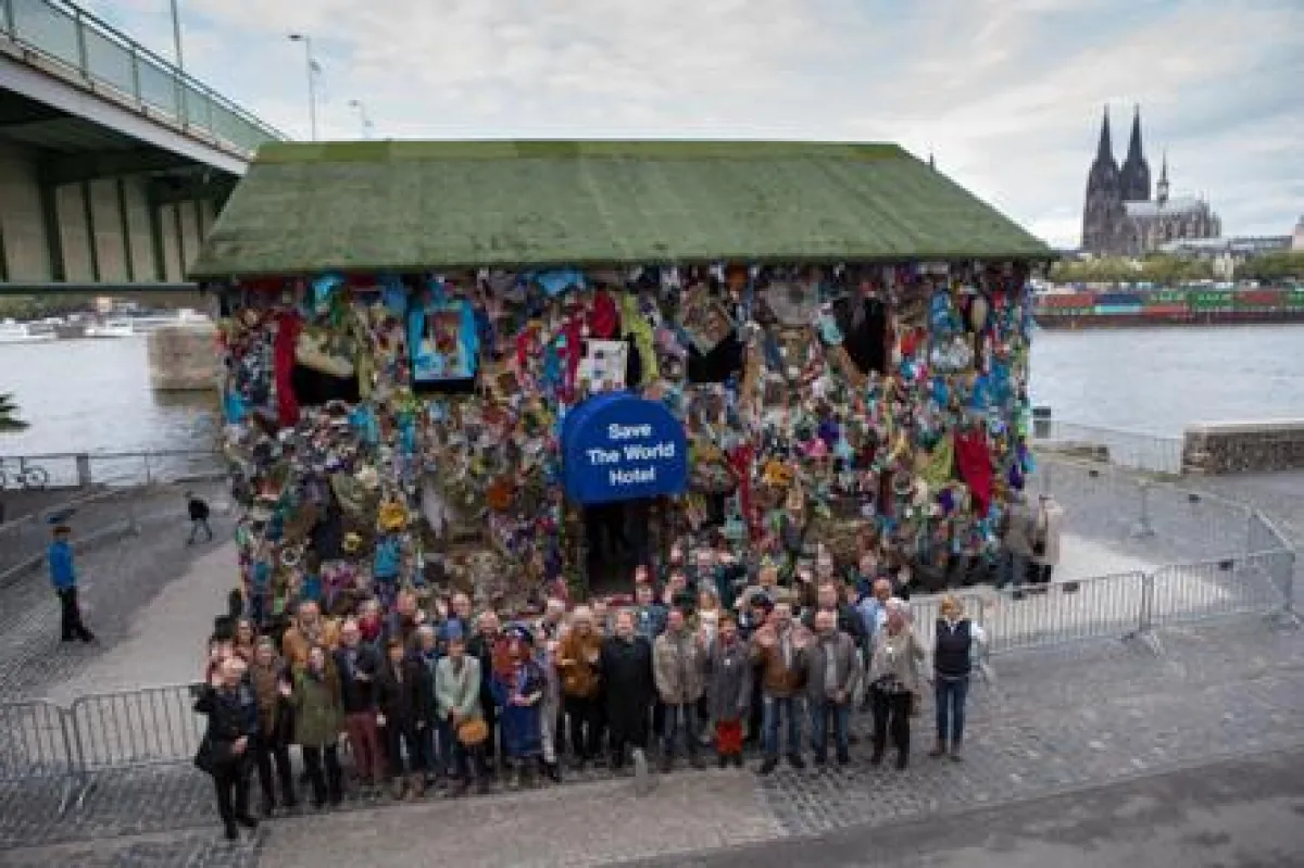 Save the World-Hotel mit HA Schult, Elke Koska und einem Teil der 130 Helfer. Foto A. Stepanko