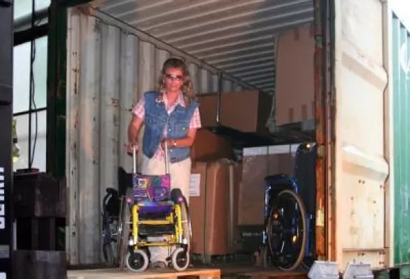 Bild: Dagmar Lay D. packt den Container der guten Taten