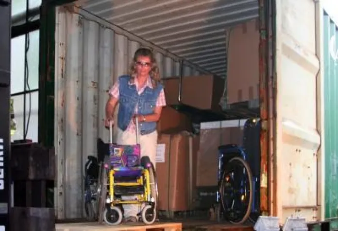 Bild: Dagmar Lay D. packt den Container der guten Taten