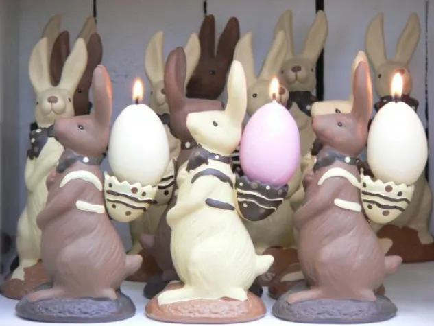 Bild: Kunterbuntes Osterfest mit Kerzen