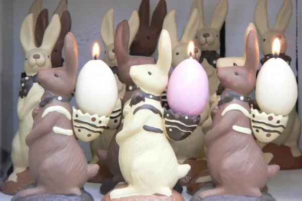 Bild: Kunterbuntes Osterfest mit Kerzen