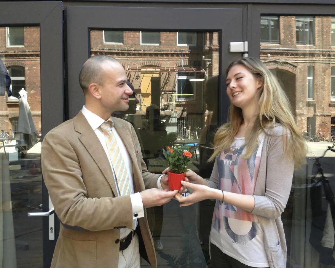 Sänger Christoph Sauer mit ?Startnext?-Projektbetreuerin Johanna Stiller