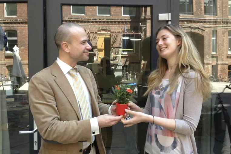 Bild: MIT CROWDFUNDING ZUM ERFOLG - Singer-Songwriter Christoph Sauer zu Besuch bei „Startnext“ in Berlin