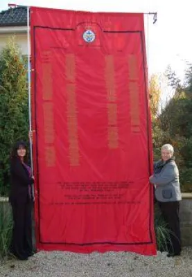 Gestickte Flagge setzt Zeichen für den Frieden Bild: Gestickte Flagge setzt Zeichen für den Frieden