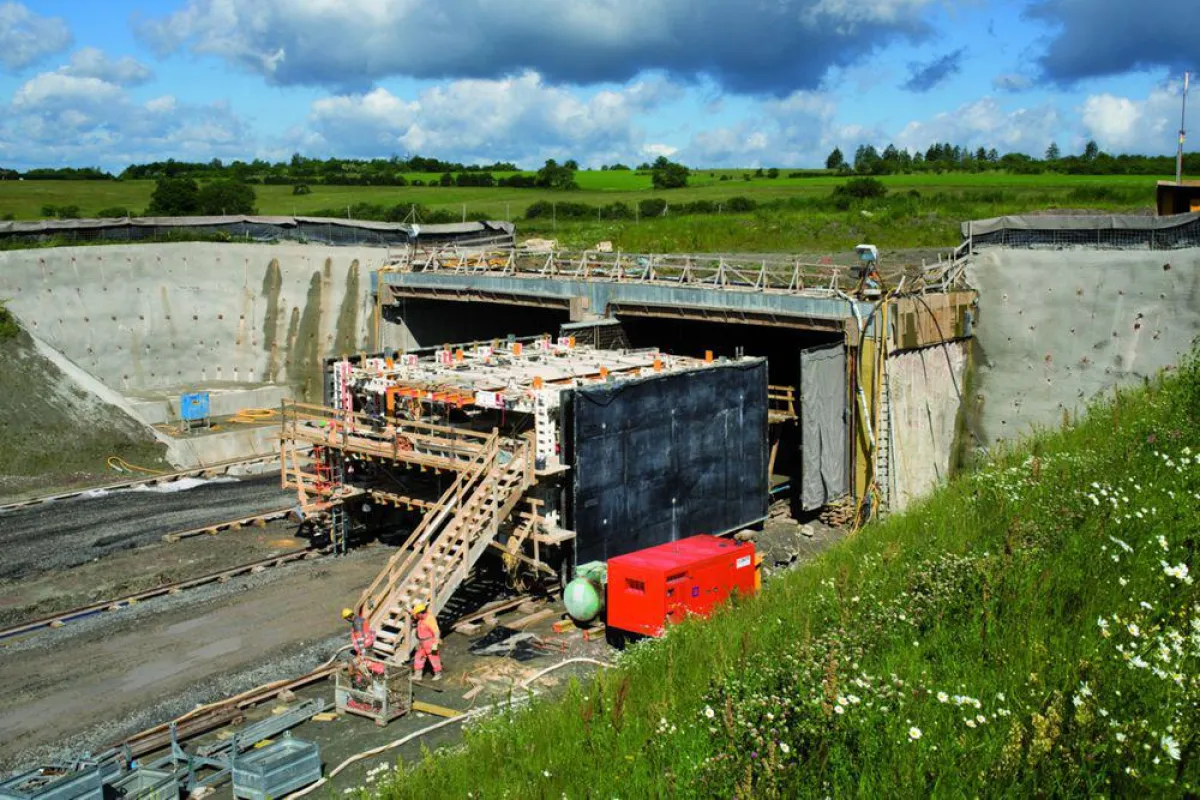 Bereit zum Einfahren in den Tunnel. Das Betonieren begann am bergmännischen Ende des Tunnels.