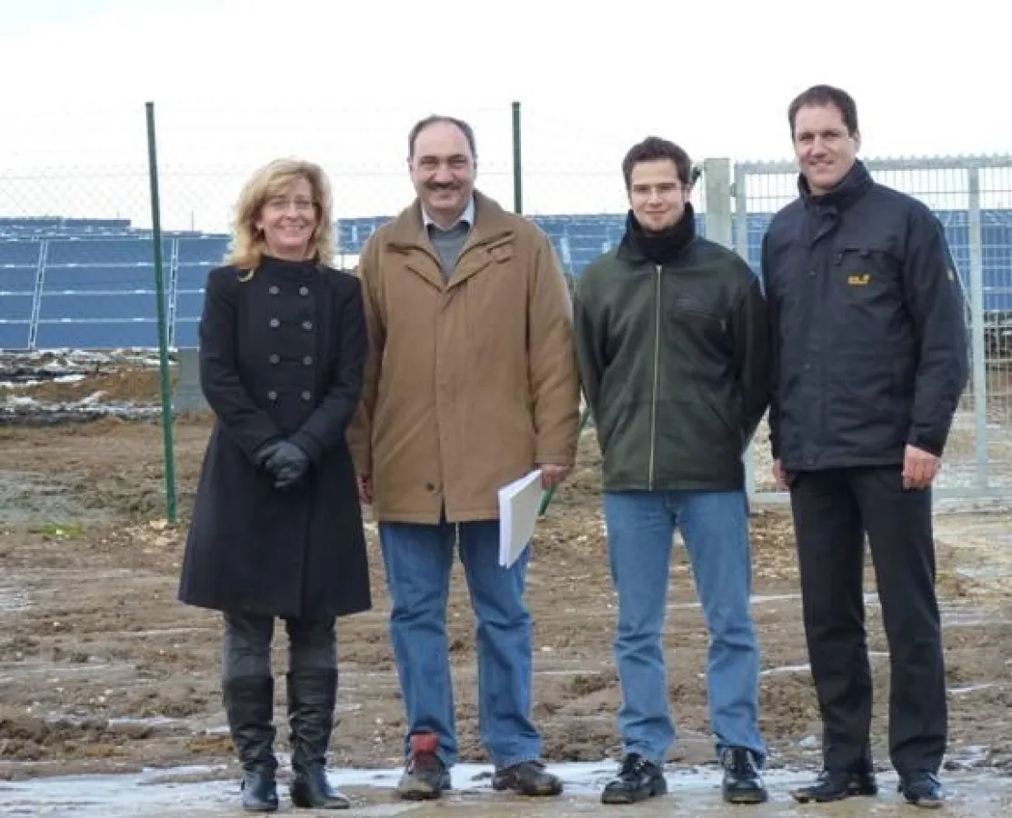 Bei der Übergabe des Solarparks Bachhagel (von links): Simone Pilbert (Gehrlicher Solar AG), Hermann Hieber (SonnenBank Dillinger Land eG), Thomas Vollweiter (Gehrlicher Solar AG), Alexander Jall (Son
