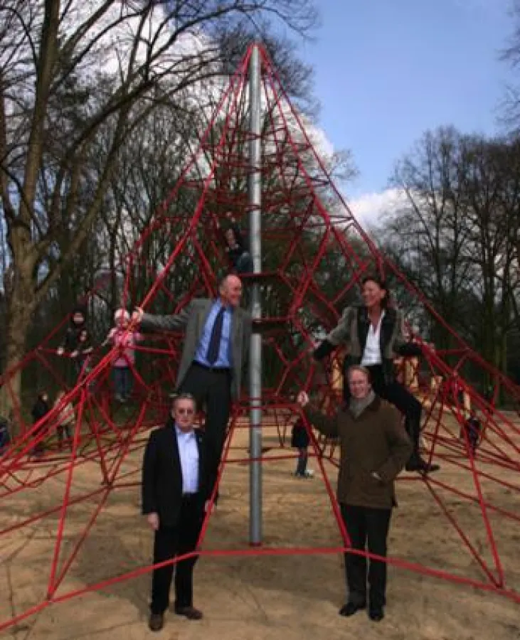 Herbert Gey (o.l.), Hans Rütten (u.l.), Beatrice Bülter (o.r.), Dr. Patrick Adenauer (u.r.) und die Kölner Pänz freuen sich über die neue Attraktion des Waldspielplatzes.