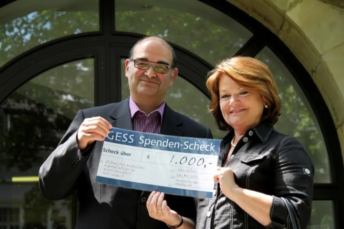 Iris Gess überreicht Christoph Sochart einen Scheck über 1.000 Euro für die Stiftung Pro Ausbildung. Foto: GESS & Partner GmbH