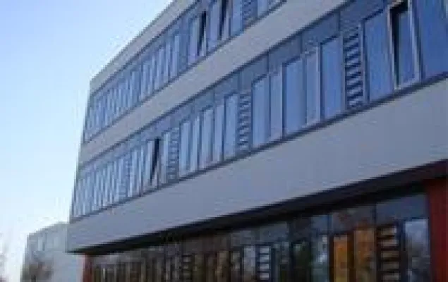 Bild: EuroLam schafft gesundes Raumklima zur SCHULBAU: Lamellenfenster sorgen für frische Luft in Klassenzimmern