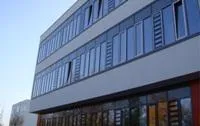 Bild: EuroLam schafft gesundes Raumklima zur SCHULBAU: Lamellenfenster sorgen für frische Luft in Klassenzimmern