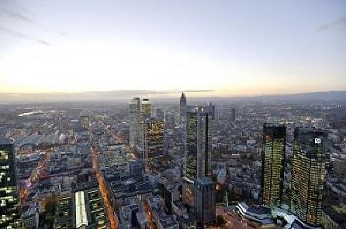 EMIR soll Licht ins Dunkle bringen - Frankfurt am Main bei Dämmerung.