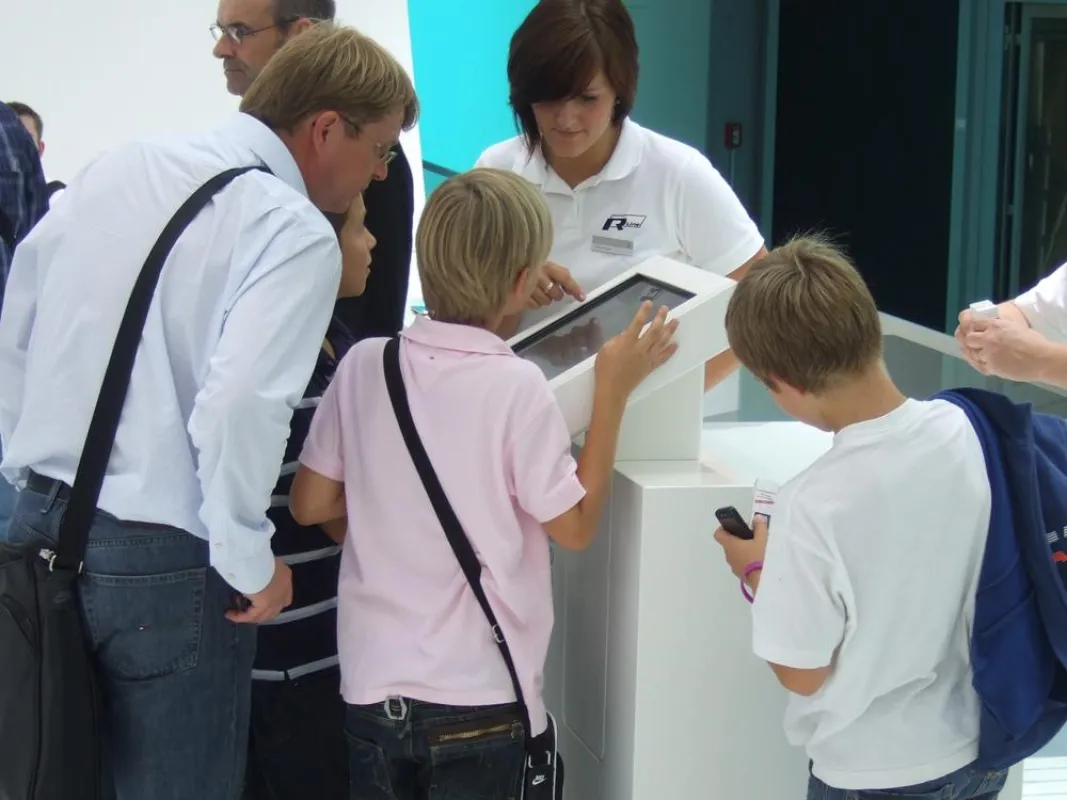 IAA-Besucher laden sich bei Volkswagen mobile Inhalte auf ihr Handy