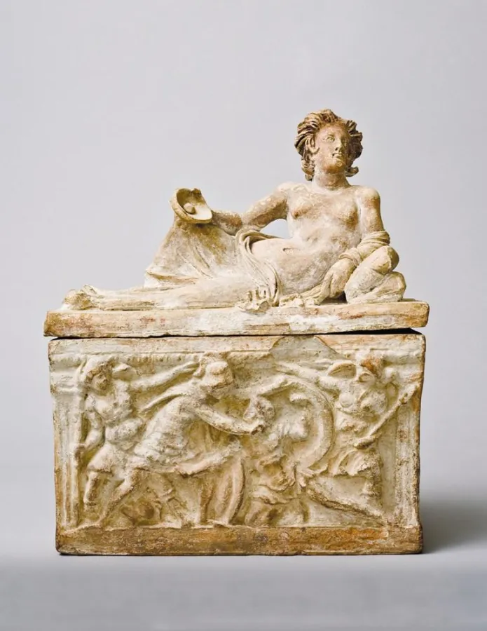 Urne mit Eteokles und Polyneikes sowie liegender Deckelfigur (2.Jh. v.Chr.)