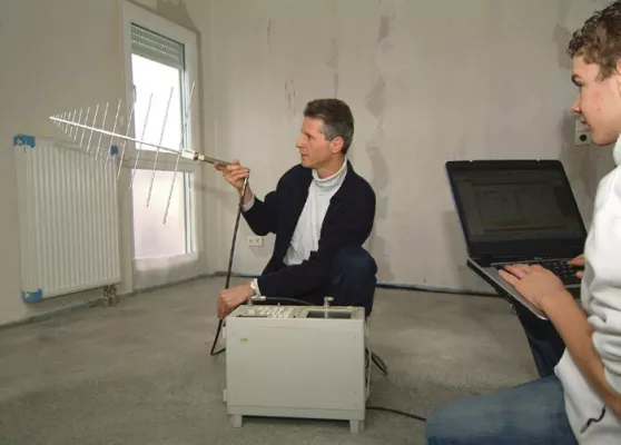 Bild: Gesund bauen mit WeberHaus: Abschirmgewebe reduziert Elektrosmog um 99 Prozent